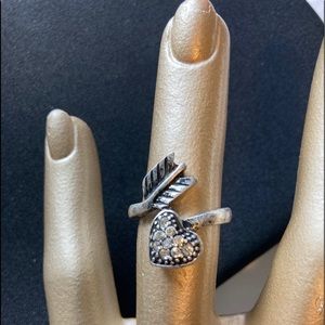 Heart & arrow ring Size 8 Silver & rhinestones